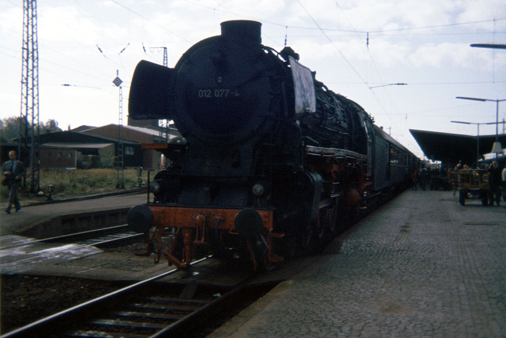 https://www.eisenbahnfotograf.de/datei/September 1972/0010107 DB 012077 Lueneburg 23.9.1972.jpg